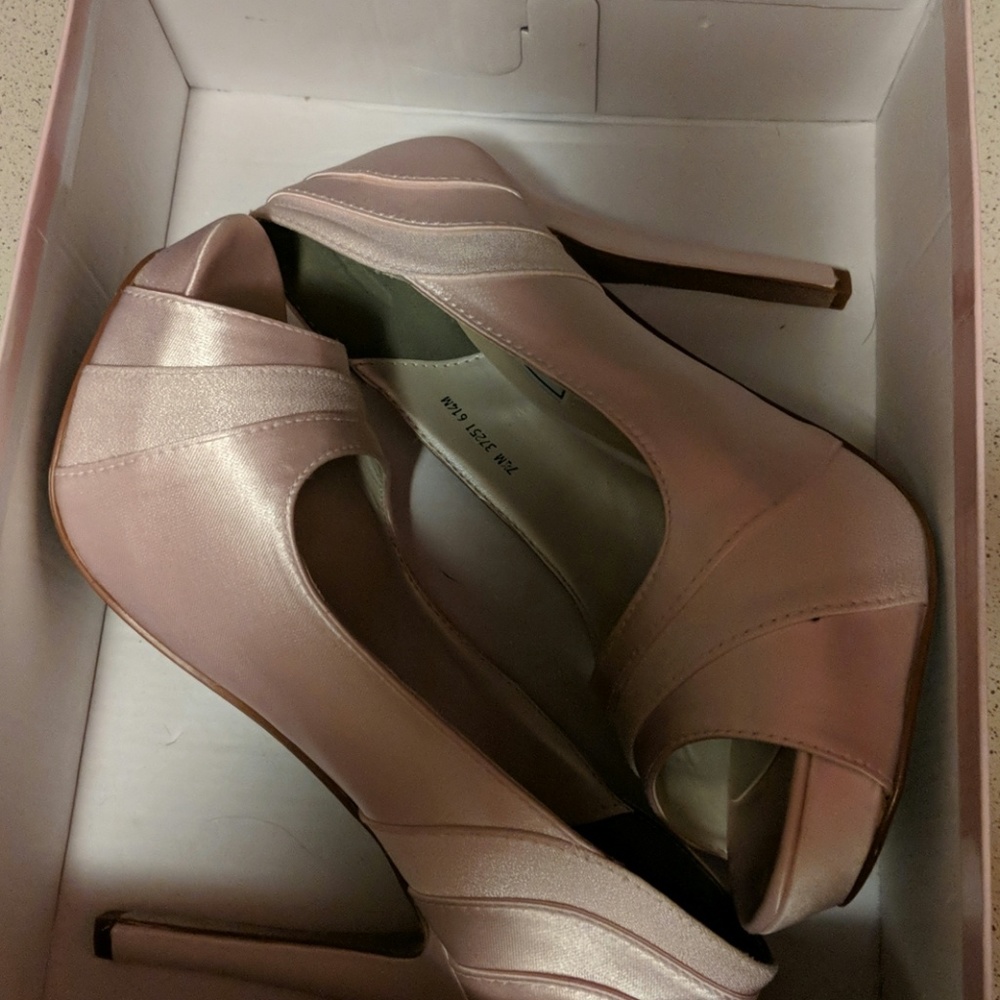 Light pink pump heals